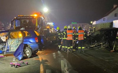 26.11.2020 Verkehrsunfall mit eingeklemmter Person