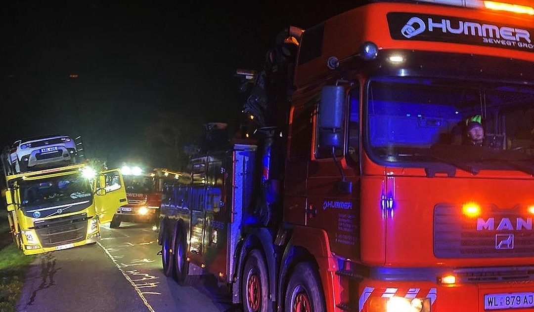 22.10.2022 Aufwändige Bergung eines voll beladenen Autotransporters